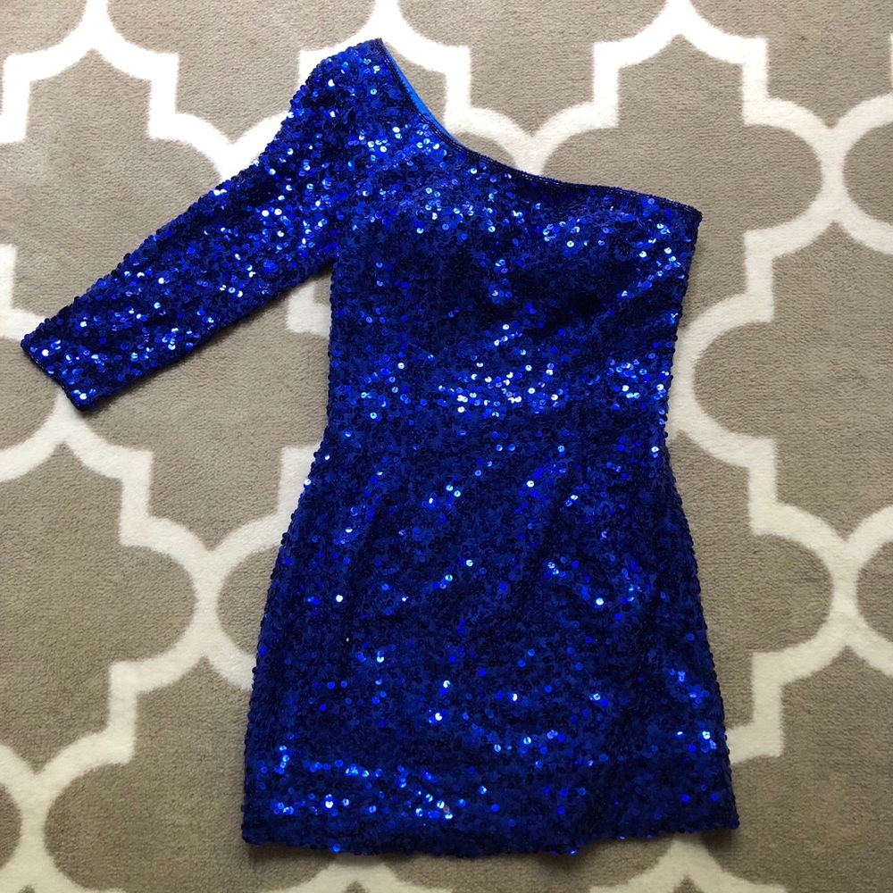 One sleeve formal dress